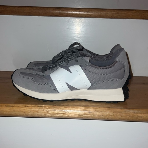 NEW new balance 327 sneakers - Picture 2 of 7